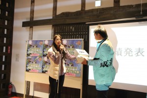 キャンペーン用ポスターに起用したタレントの古城優奈さん（左）