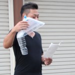 「エコで省力的な株元草退治」を披露する野本哲平さん
