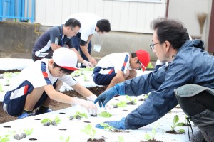小学生に植え付けを指南する長須食育研究会員