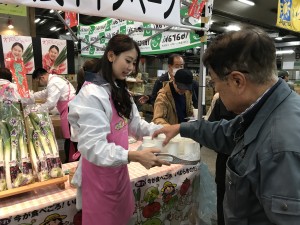 市場関係者に試食を勧める古城さん